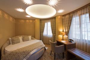 Postel nebo postele na pokoji v ubytování Cesmeli Konak Hotel Silivri
