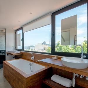 A bathroom at Villa Paranaguá Hotel & Spa - Boutique Hotel