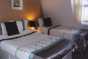 a room with three beds in a hotel room at Citadel House Hotel in Plymouth +22 photos