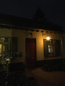 una casa con una luz en la ventana por la noche en Ferienwohnung Kamp "Blick ins Grüne", en Potsdam