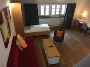 Postel nebo postele na pokoji v ubytování Jugendstilhotel Trifels