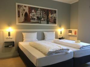 Postel nebo postele na pokoji v ubytování Jugendstilhotel Trifels