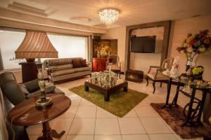 a living room with a couch and a table at Casa Lolita Hotel-Boutique in Portoviejo