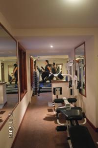 Fitness centrum a/nebo fitness zařízení v ubytování Elstead Hotel
