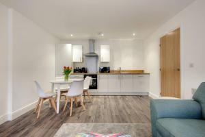 a kitchen and living room with a table and chairs at Stylish Sheffield City Spot in Sheffield