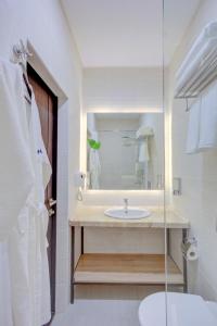 Ένα μπάνιο στο My hotel Karakol