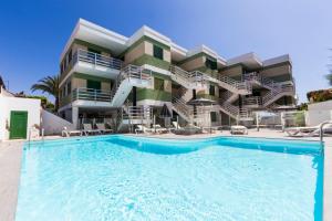 a building with a swimming pool in front of it at Apartamento Jumilla Vista Mar 22 in Playa del Ingles