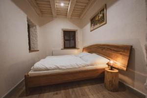 Tempat tidur dalam kamar di Chalupa u dvou studánek