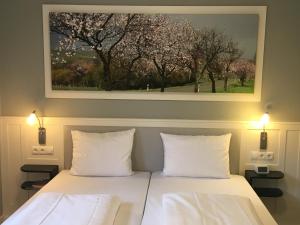 Postel nebo postele na pokoji v ubytování Jugendstilhotel Trifels