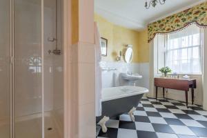 Ballantrae的住宿－格列納普城堡酒店，带浴缸和盥洗盆的浴室