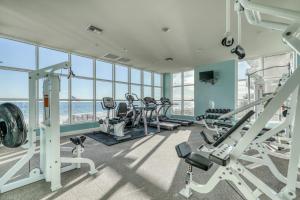 格爾夫海岸的住宿－Crystal Shores West，大楼内带跑步机和有氧器材的健身房