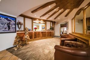 a living room with two chairs and a bar at Hotel Sonnenheim in Sankt Anton am Arlberg