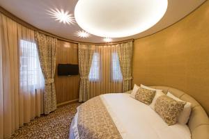 Postel nebo postele na pokoji v ubytování Cesmeli Konak Hotel Silivri