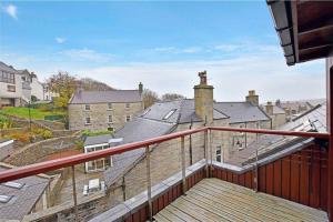 een uitzicht vanaf het balkon van een huis met daken bij Unique, perfectly located town centre house in Lerwick