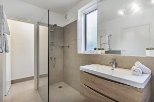 Un baño de Spacious apartment within minutes of Acland Street
