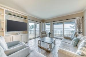 - un salon avec un canapé et une télévision dans l'établissement Beachside Tennis Condos, à Île de Hilton-Head