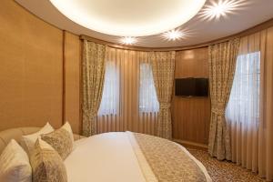 TV a/nebo společenská místnost v ubytování Cesmeli Konak Hotel Silivri