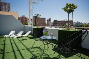 un patio con sillas y una mesa en el techo en Santiago Hotel en Córdoba