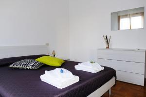 una camera da letto con un letto e asciugamani di La Casina di Certaldo a Certaldo