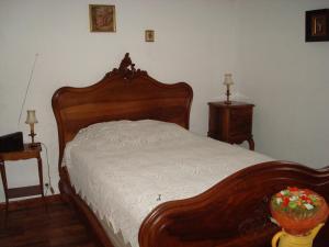 ein Schlafzimmer mit einem Holzbett und zwei Nachttischen in der Unterkunft villa ROSE GARDEN in Craponne-sur-Arzon