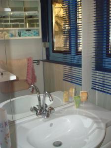 ein Badezimmer mit einem Waschbecken und einer Badewanne in der Unterkunft villa ROSE GARDEN in Craponne-sur-Arzon