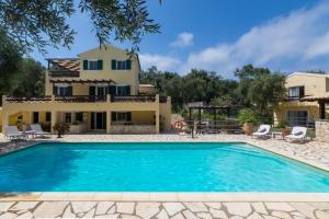 Bazén v ubytovaní Villa Elaia Suites & Apartments No.7 alebo v jeho blízkosti