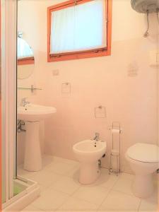 a bathroom with a toilet and a sink at Casa al mare Costa Rei - Piscina Rei in Costa Rei