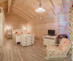 um quarto com uma cama, uma secretária e uma cadeira em Pastoral Resort em Velikiy Les