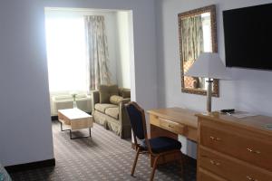 um quarto de hotel com uma secretária e um sofá em The Atlantic House em Narragansett