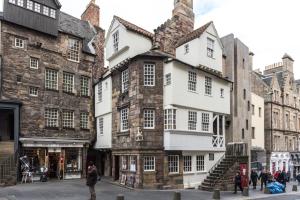 un viejo edificio en una ciudad con gente caminando en Luxury Royal Mile Retreat en Edimburgo