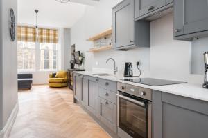 Kuchyň nebo kuchyňský kout v ubytování Luxury Royal Mile Retreat