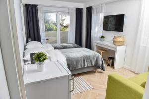 萨格勒布Rooms at Zajčeva 34的一间带床和窗户的白色卧室