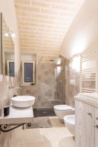 um banheiro com duas pias e dois vasos sanitários em Trullo dei maestri em Locorotondo