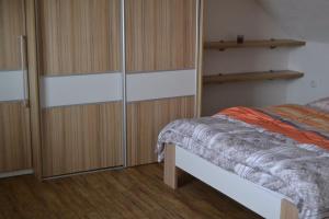 Rúm í herbergi á apartmán 2+1