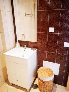 a bathroom with a white sink and a mirror at Casa d'Avó Arlete in Lagos