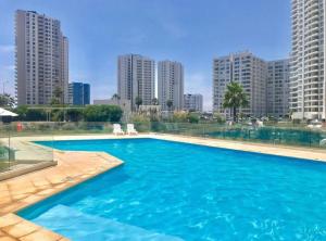 una gran piscina azul con altos edificios en el fondo en Marina Horizonte II - Free Parking, en Coquimbo