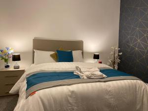 1 dormitorio con 1 cama grande de color azul y blanco en Heaton Park Road Professional Lets, en Newcastle