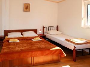 - une chambre avec 2 lits et une fenêtre dans l'établissement Apartments Biljana - 150m from beach, à Gradac