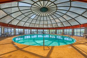 - une piscine intérieure avec un plafond voûté dans l'établissement Come On Irene 1106, à Ocean City