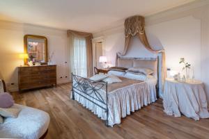 sypialnia z łóżkiem, komodą i lustrem w obiekcie Villa Caiano - Luxury In Tuscany w mieście Londa +37 zdjęć