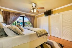 Schlafzimmer mit einem Bett und einem Deckenventilator in der Unterkunft #1 Island Hideaway in Fort Myers Beach