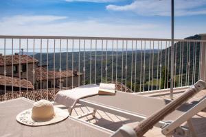 een hoed op een tafel op een balkon bij La cornice sul Garda - Your Home in Villanuova sul clisi