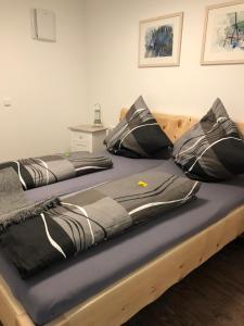 un letto con due cuscini sopra di Schönblick a Pfronten