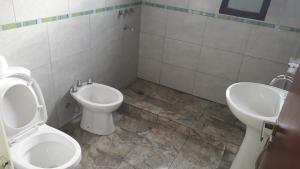 Casa amplia barrio privado Miramar في ميرامار: حمام مع مرحاض وشطاف +25 صورة