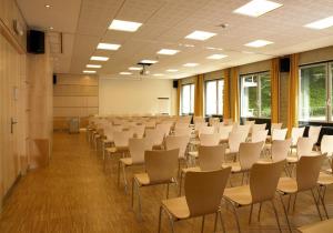 une salle de classe avec rangées de chaises dans l'établissement Youth Hostel Luxembourg City, à Luxembourg