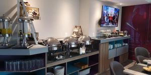 cocina con encimera con ollas y sartenes en Hotel Bonn, en Ciudad de México