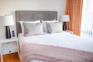 Кровать или кровати в номере Vancouver Extended Stay