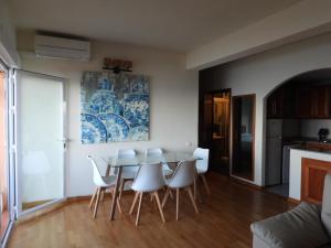 フエンヒロラにあるApartamento Fuengirola1 líneaのダイニングルーム(テーブル、白い椅子付)