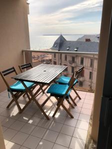 a table and chairs on a balcony with a view at LES CEDRES, Résidence LES OCEANES in Pornichet