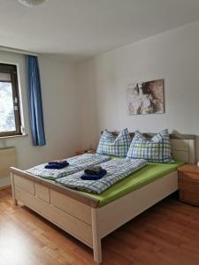 Tempat tidur dalam kamar di Ferienwohnung - Apartment Pichlarn Irdning